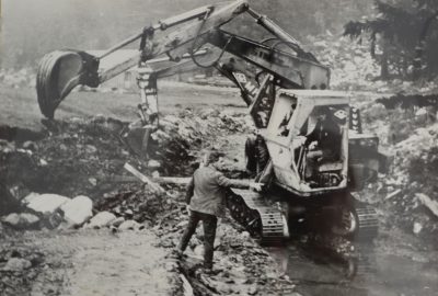 Escavatore Simith cingolato  e escavatore O&K MH4 all'opera nella rimodellazione di un corso d'acqua